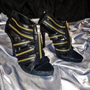 NEWPORT NEWS strappy gladiator black gold heels 8